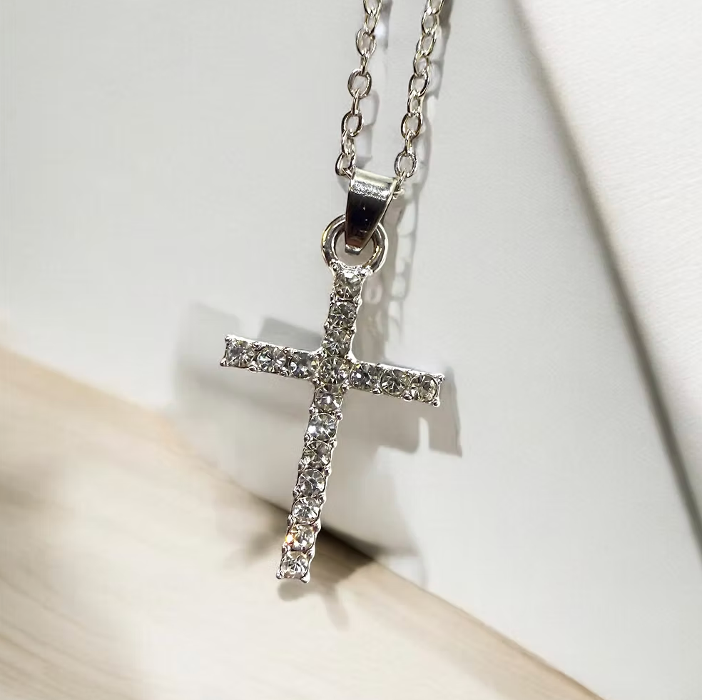 Naszyjnik Z Krzyżem W Kamieniach